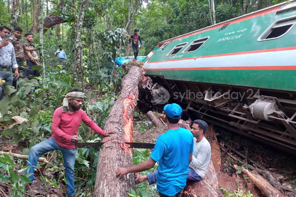 লাউয়াছড়ায় বগি লাইনচ্যুত: তেরো ঘন্টা পরও চালু হয়নি ট্রেন চলাচল