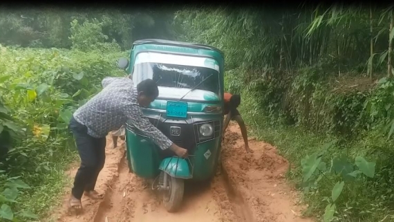 মৌলভীবাজারের একটি গ্রামীন সড়কের বেহাল দশা এলাকাবাসীর দুর্ভোগ চরমে