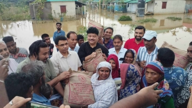 মৌলভীবাজারের পানিবন্দি মানুষের পাশে এমপি জিল্লুর রহমান