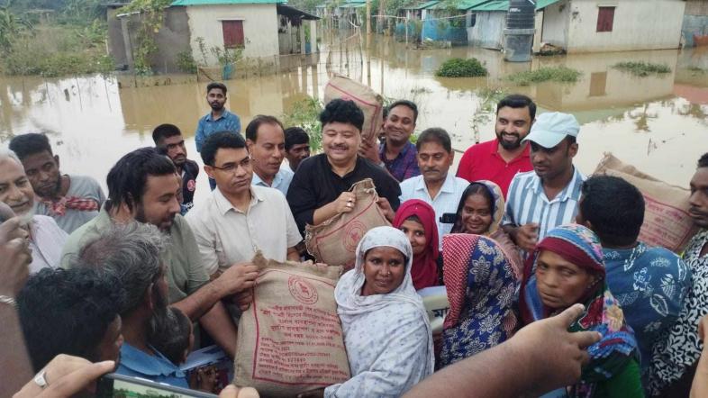 মৌলভীবাজারের পানিবন্দি মানুষের পাশে এমপি জিল্লুর রহমান