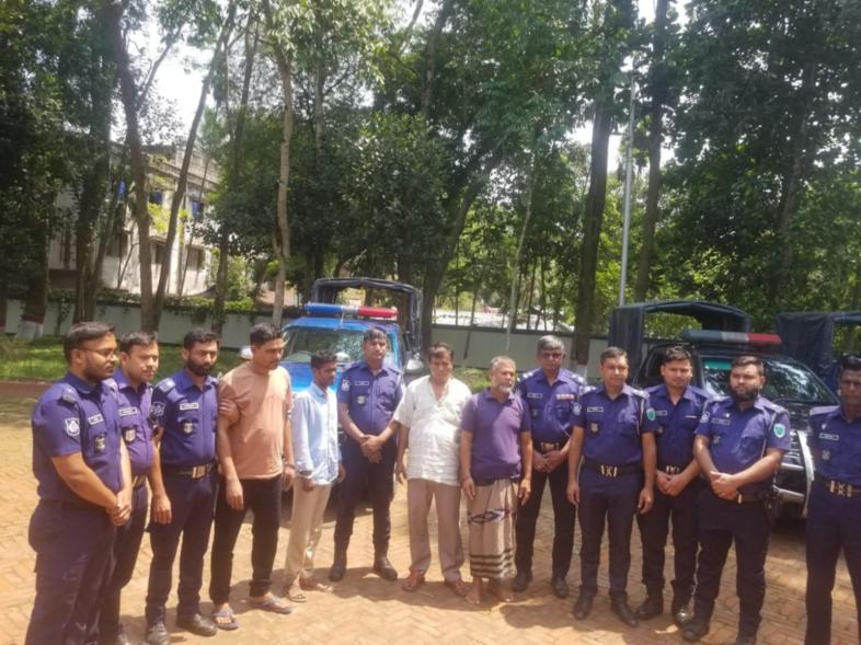 মৌলভীবাজারে ৫ ডাকাতসহ ৭ জন গ্রেফতার: অস্ত্র, গুলি, লুণ্ঠিত টাকা ও স্বর্ণালংকার উদ্ধার