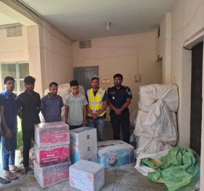 মৌলভীবাজারে ৩৬ লক্ষাধিক টাকার ভারতীয় চোরাই পন্য জব্দ, কাভার্ড ভ্যানসহ আটক ৩
